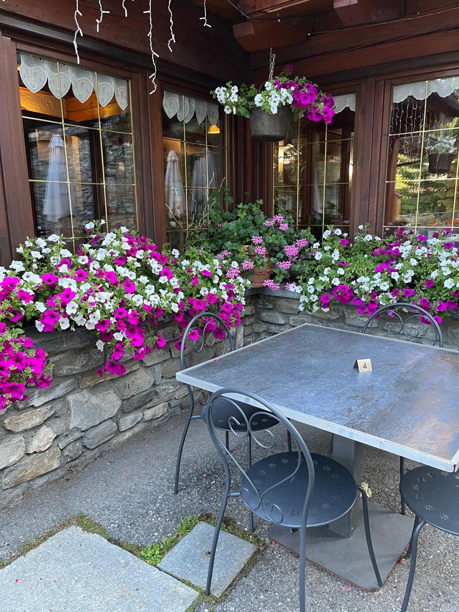 Hotel Coeur Du Village La Thuile Exterior photo